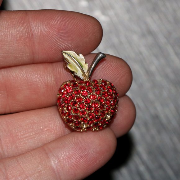 APPLE Rhinestone Brooch Pin - J.J. Jonette Jewelry Company SIGNED - Picture 1 of 8